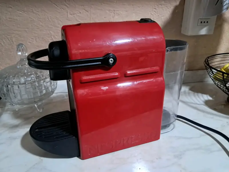 Cafetera Nespresso roja