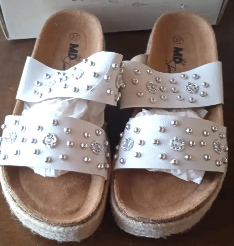 Sandalias blancas con tachuelas