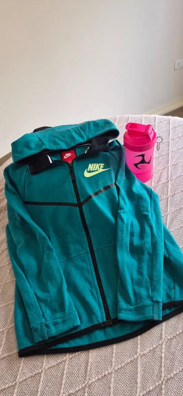 Polerón deportivo Nike verde