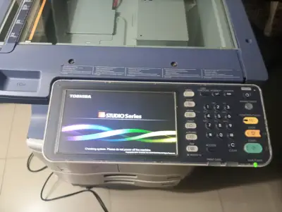 Fotocopiadora Toshiba e-STUDIO - miniatura 2