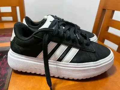 Zapatillas negras con rayas blancas - miniatura 1