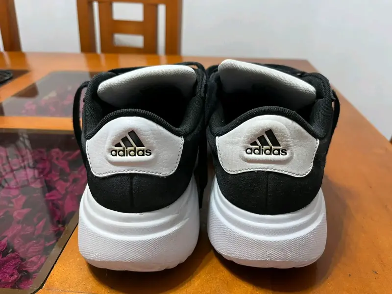 Zapatillas negras con rayas blancas - 2