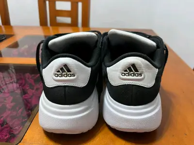 Zapatillas negras con rayas blancas - miniatura 2