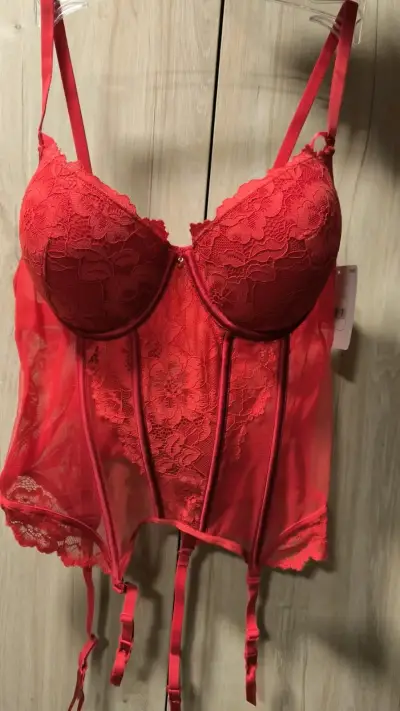 Corset rojo de encaje - miniatura 1