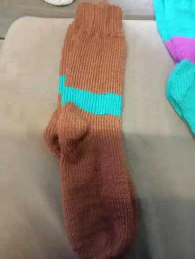 Calcetín tejido verde con morado - miniatura 2