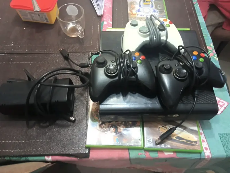 Consola con controles y juegos - 1