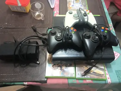 Consola con controles y juegos - miniatura 1