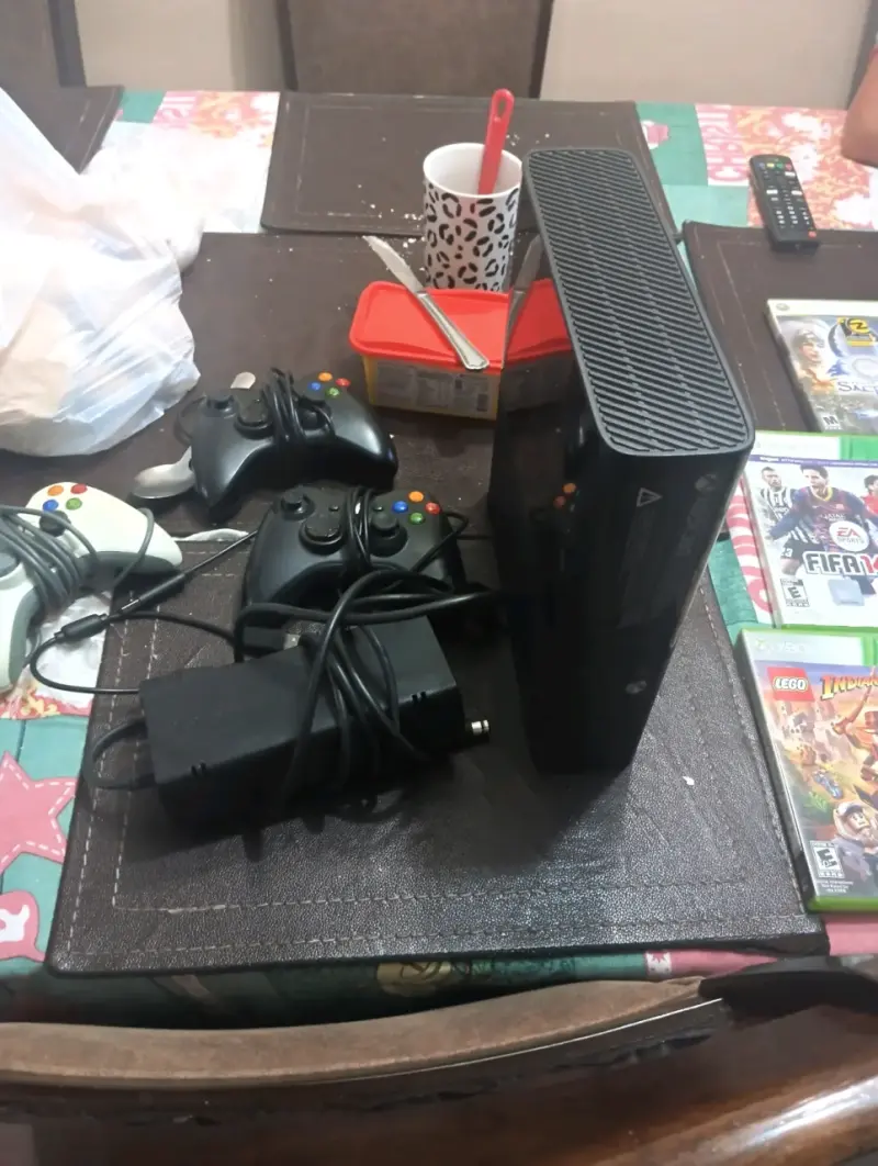 Consola con controles y juegos - 2