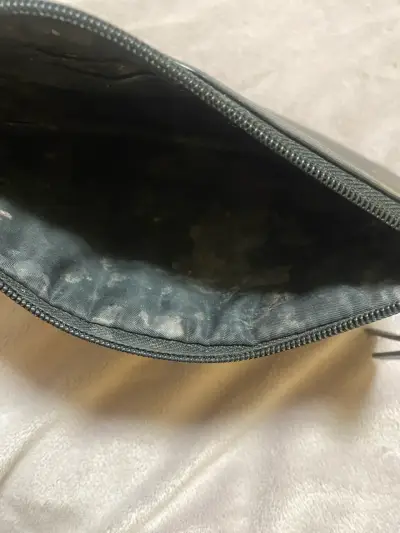 Billetera negra con detalles dorados - miniatura 3