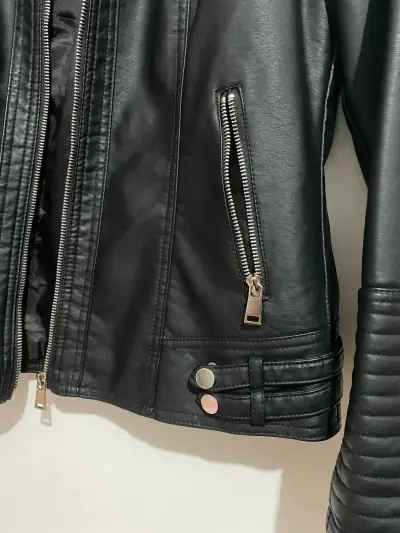 Chaqueta negra estilo biker - miniatura 2