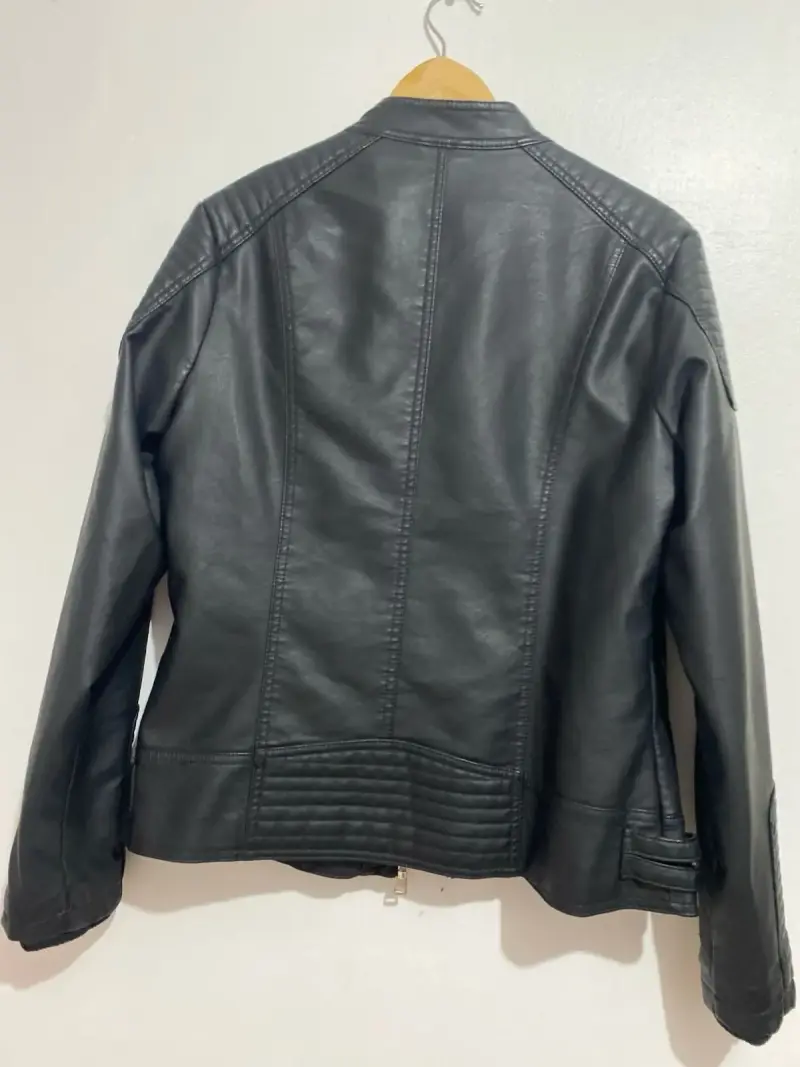 Chaqueta negra estilo biker - 3