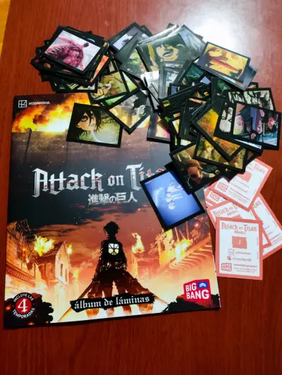 Álbum de láminas Attack on Titan + 126 laminas - miniatura 1