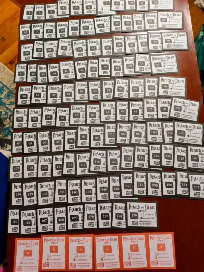 Álbum de láminas Attack on Titan + 126 laminas - miniatura 2