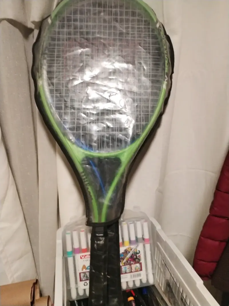 Raqueta de tenis verde y negra - 1