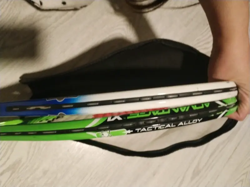 Raqueta de tenis verde y negra - 4