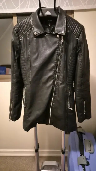 Chaqueta de cuero negra estilo biker - miniatura 1