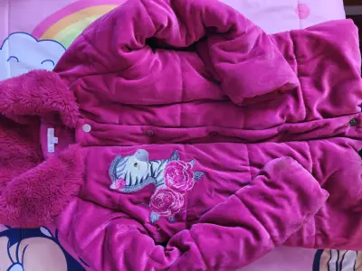 Chaqueta infantil rosada con bordado - miniatura 2