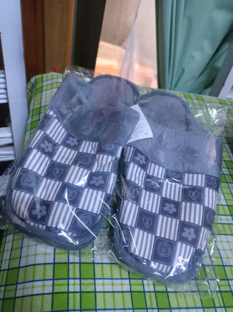Pantuflas grises nuevas - 1