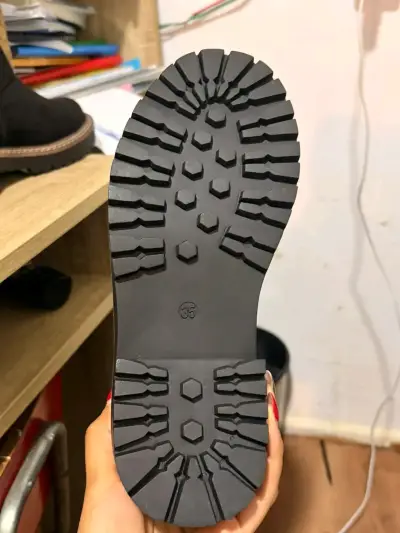 Botas negras con hebilla número 35 - miniatura 4
