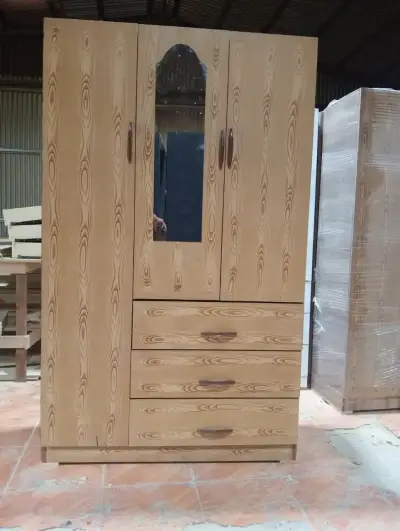 Ropero de madera con espejo - miniatura 1