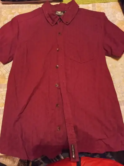 Camisa roja de hombre - miniatura 1