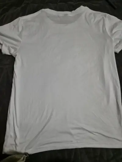 Polera blanca con diseño - miniatura 2