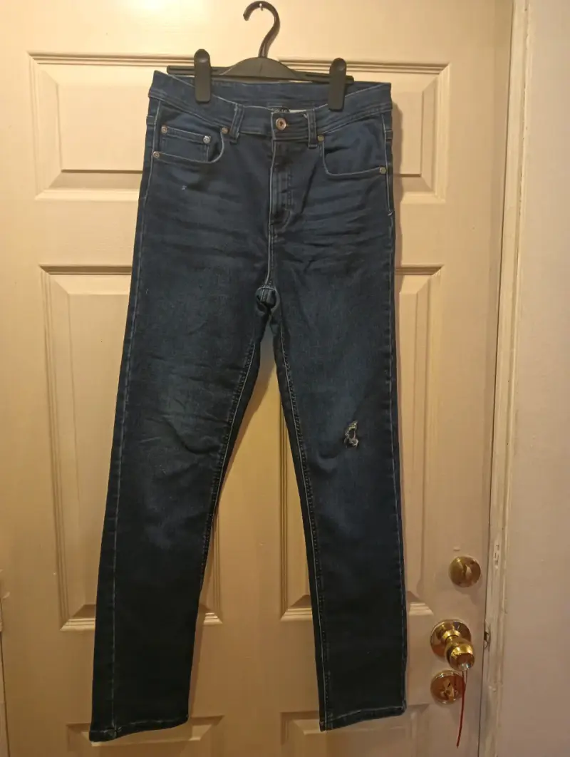 Jeans azul oscuro con detalle