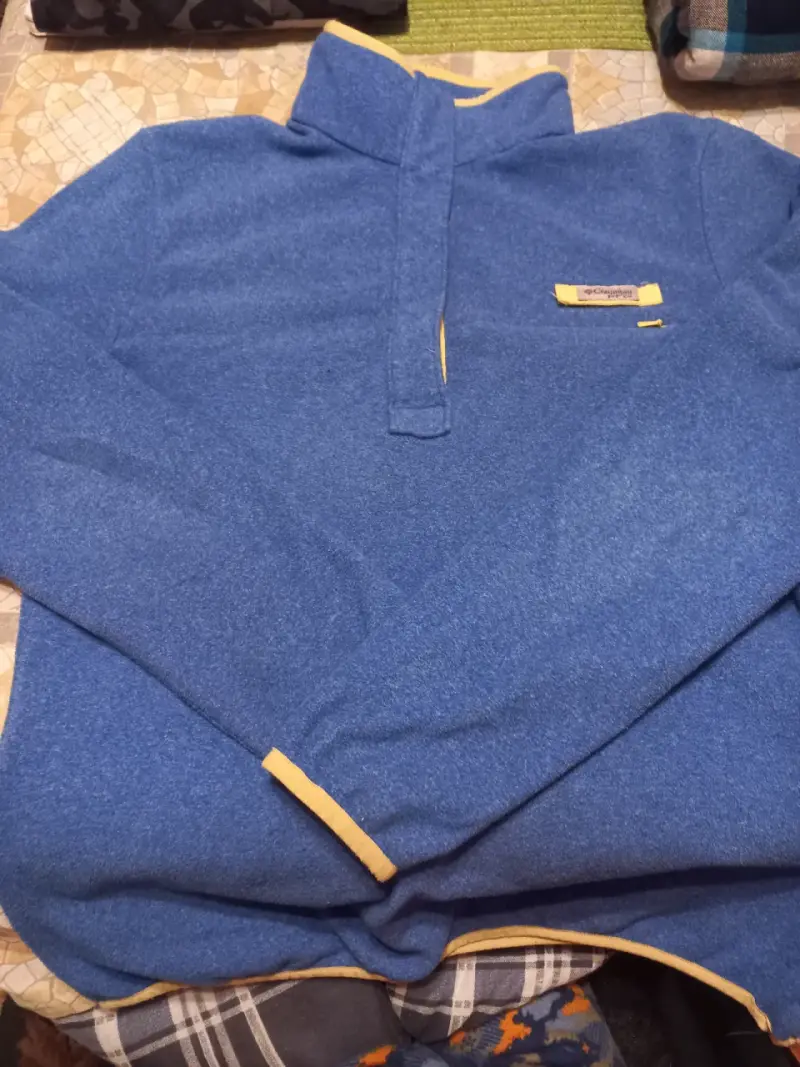 Sweater azul con cuello alto - 1