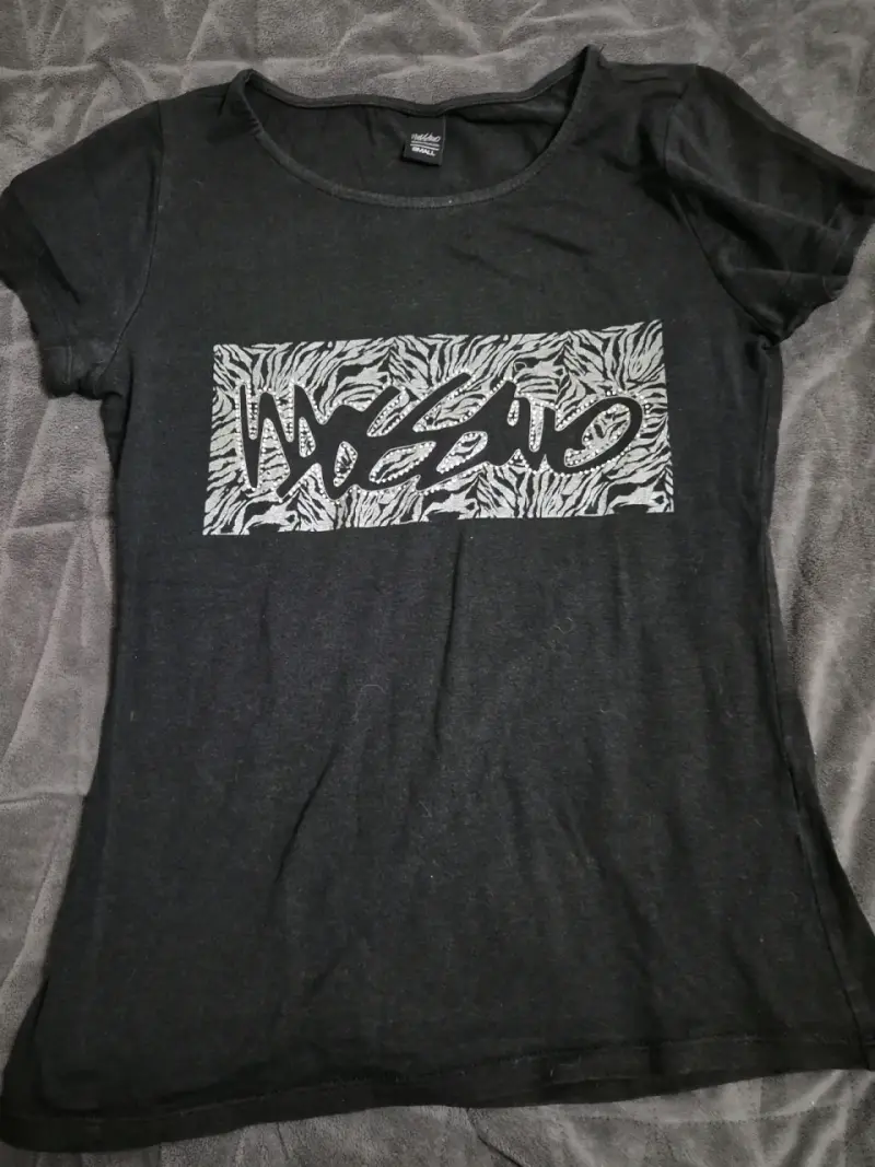 Polera negra diseño - 1