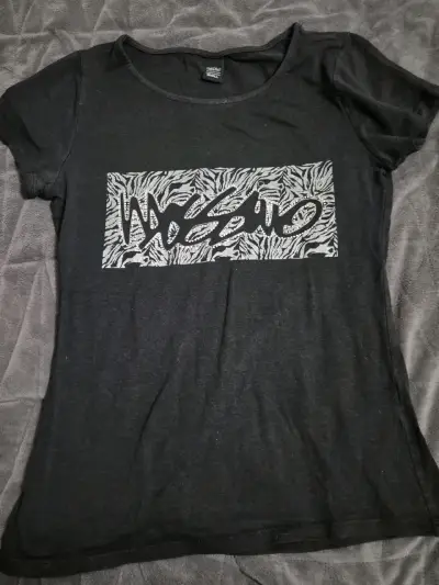 Polera negra diseño - miniatura 1