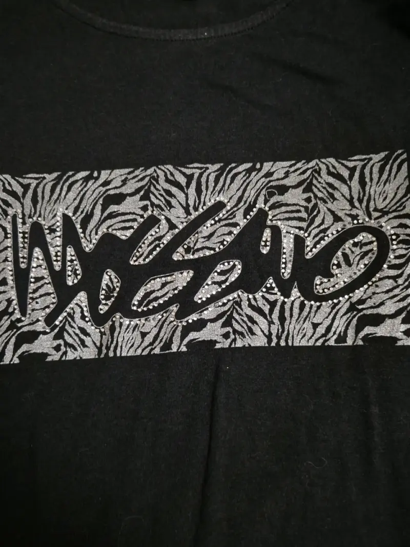 Polera negra diseño - 2