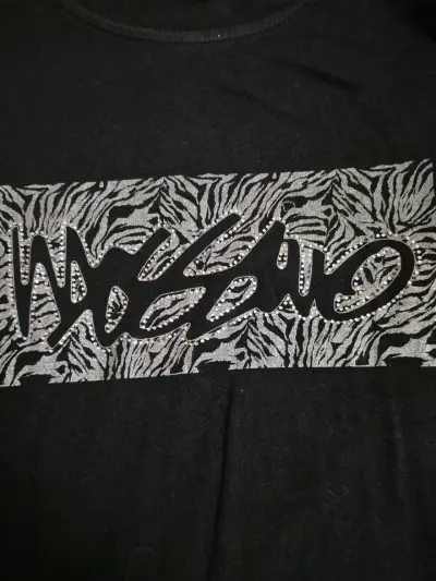 Polera negra diseño - miniatura 2