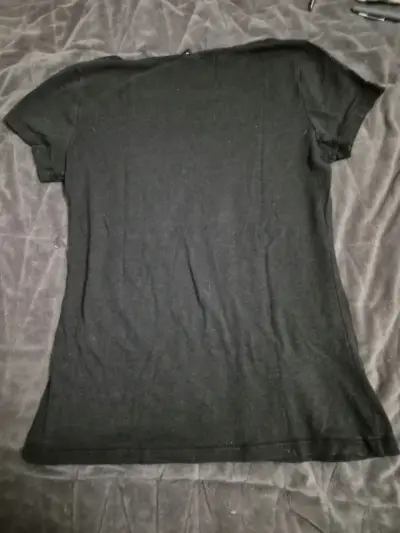 Polera negra diseño - miniatura 3