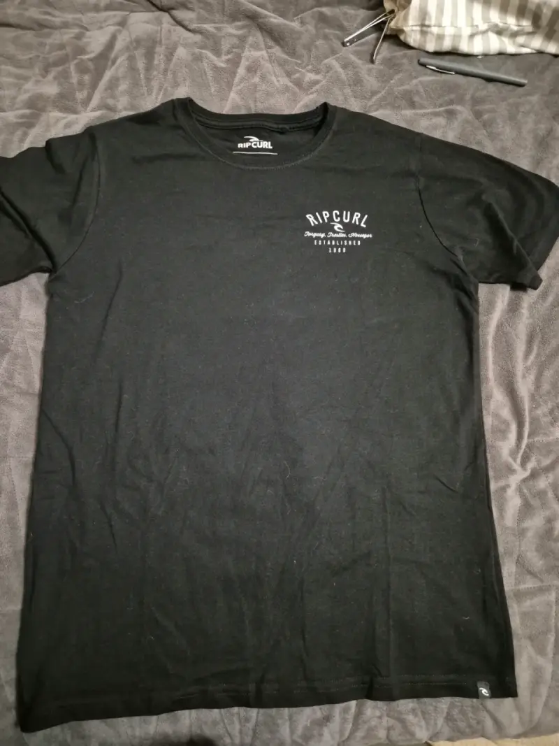 Polera negra Rip Curl estampada - 1