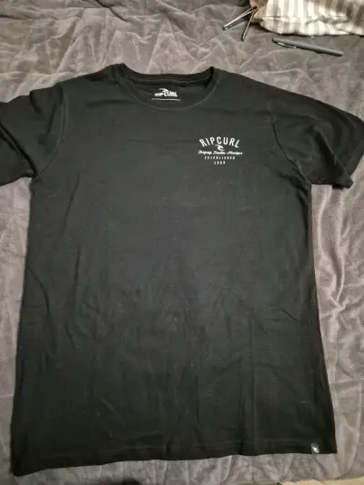Polera negra Rip Curl estampada - miniatura 1