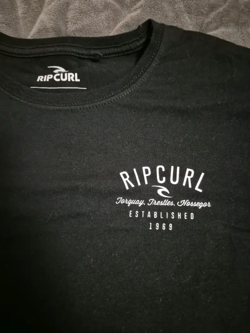Polera negra Rip Curl estampada - 2