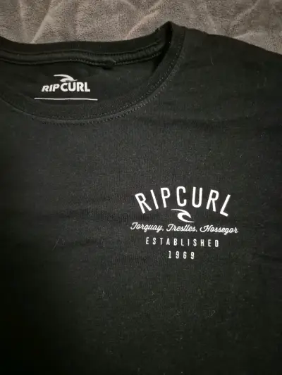 Polera negra Rip Curl estampada - miniatura 2