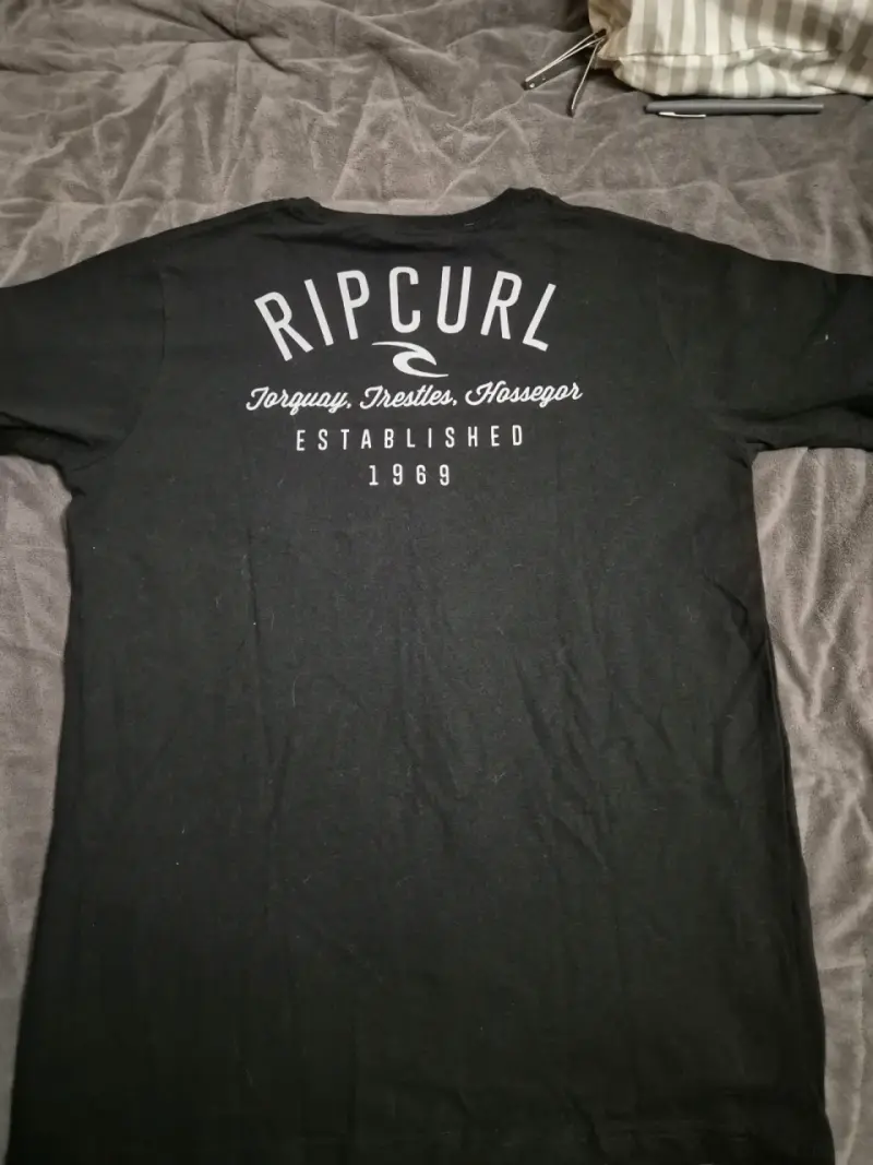 Polera negra Rip Curl estampada - 3