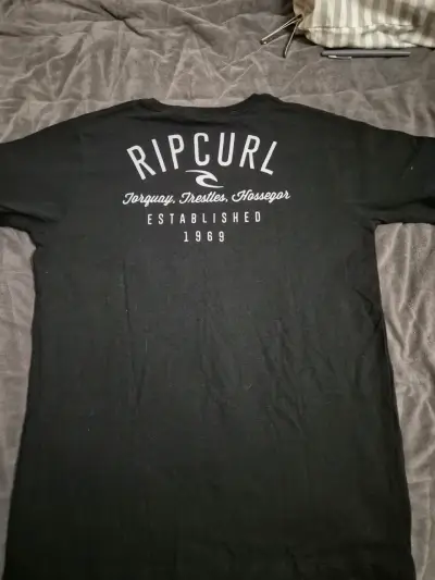 Polera negra Rip Curl estampada - miniatura 3