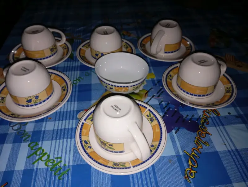 Juego de tazas con platos - 1