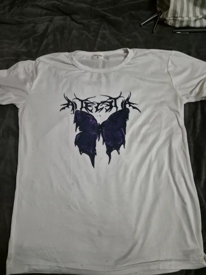 Polera blanca con mariposa morada - 1