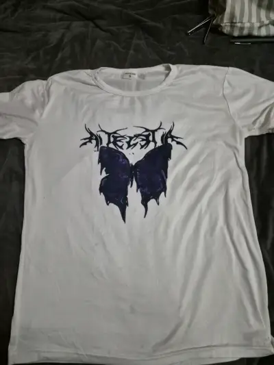 Polera blanca con mariposa morada - miniatura 1