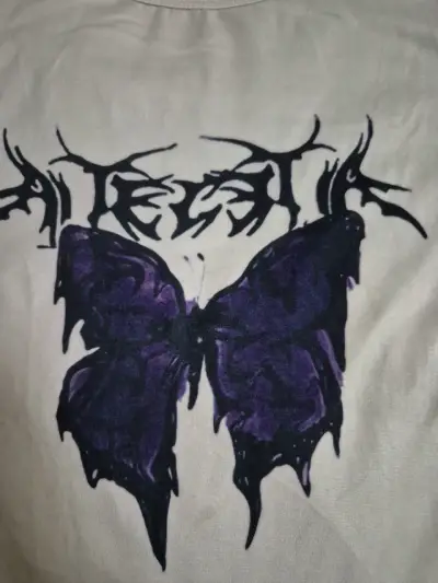Polera blanca con mariposa morada - miniatura 2