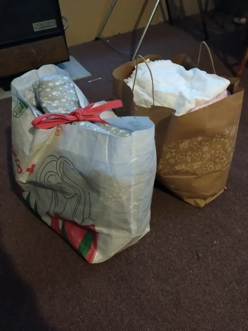 Ropa variada en bolsas - 1