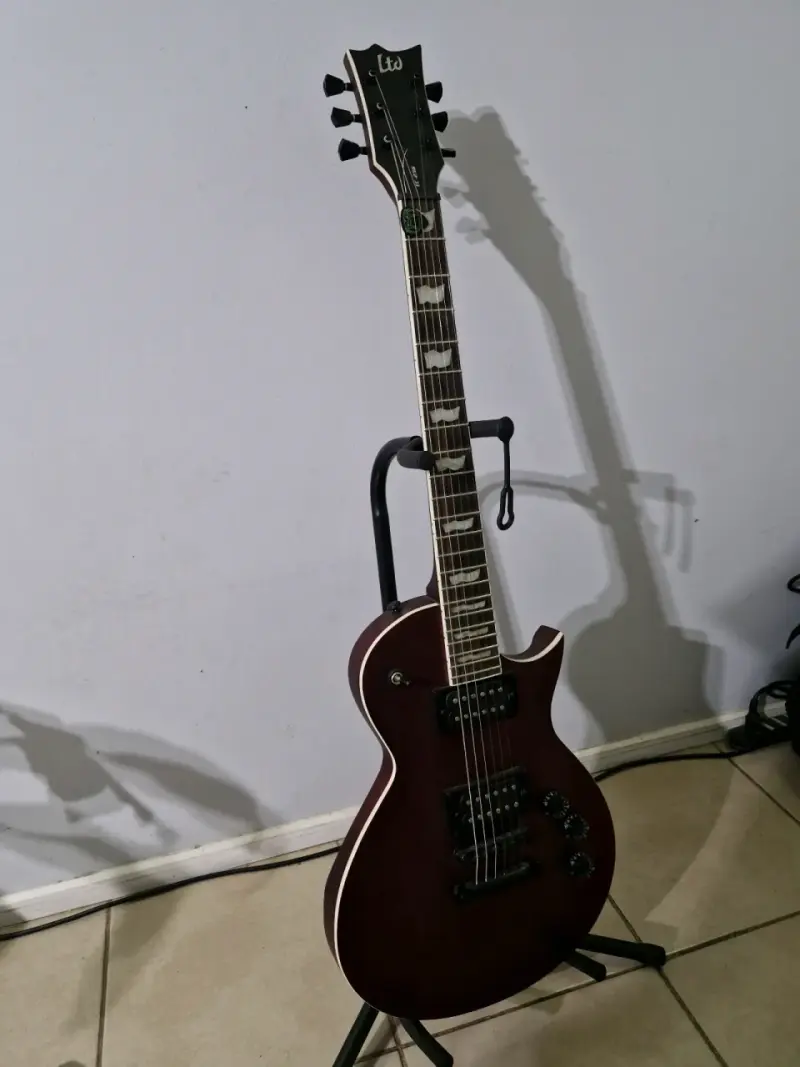 Guitarra eléctrica LTD color burdeos - 1