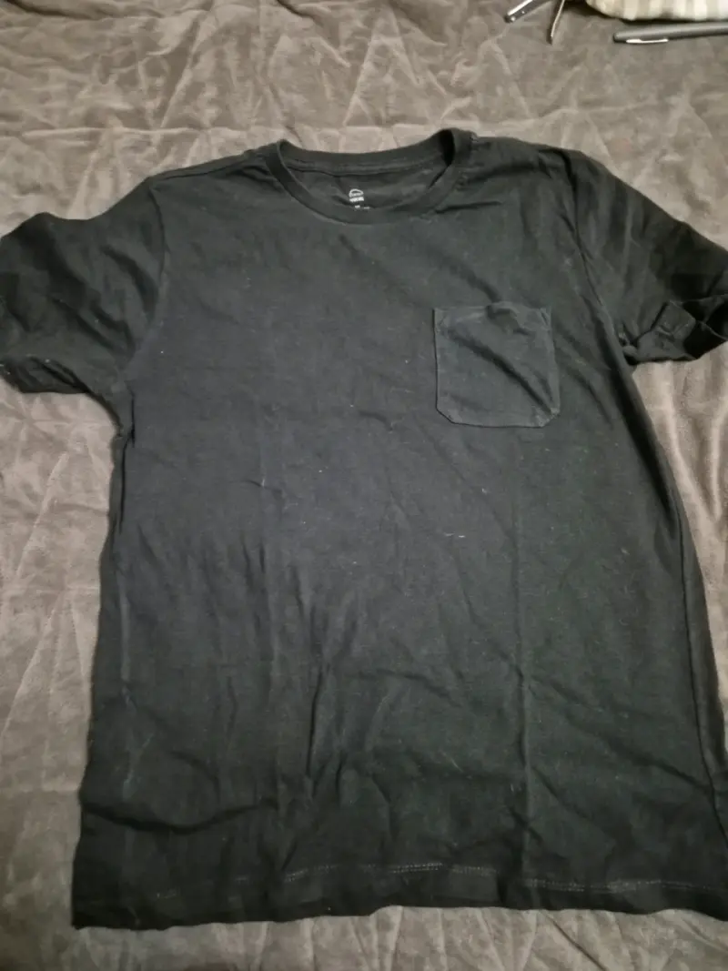 Polera negra básica con bolsillo - 1
