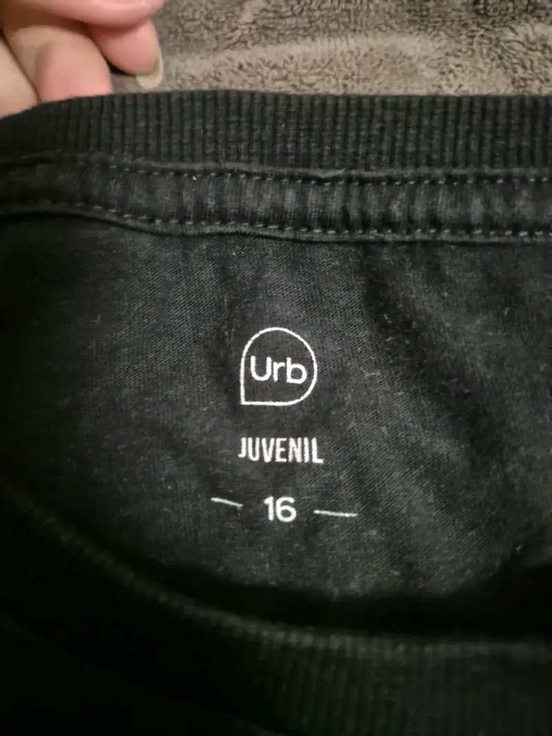 Polera negra básica con bolsillo - 2