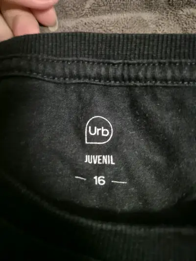 Polera negra básica con bolsillo - miniatura 2