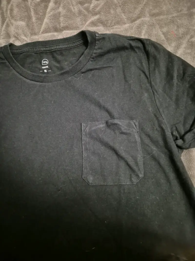 Polera negra básica con bolsillo - 3