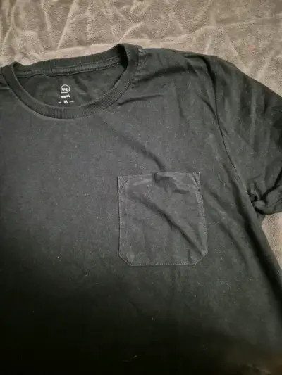 Polera negra básica con bolsillo - miniatura 3